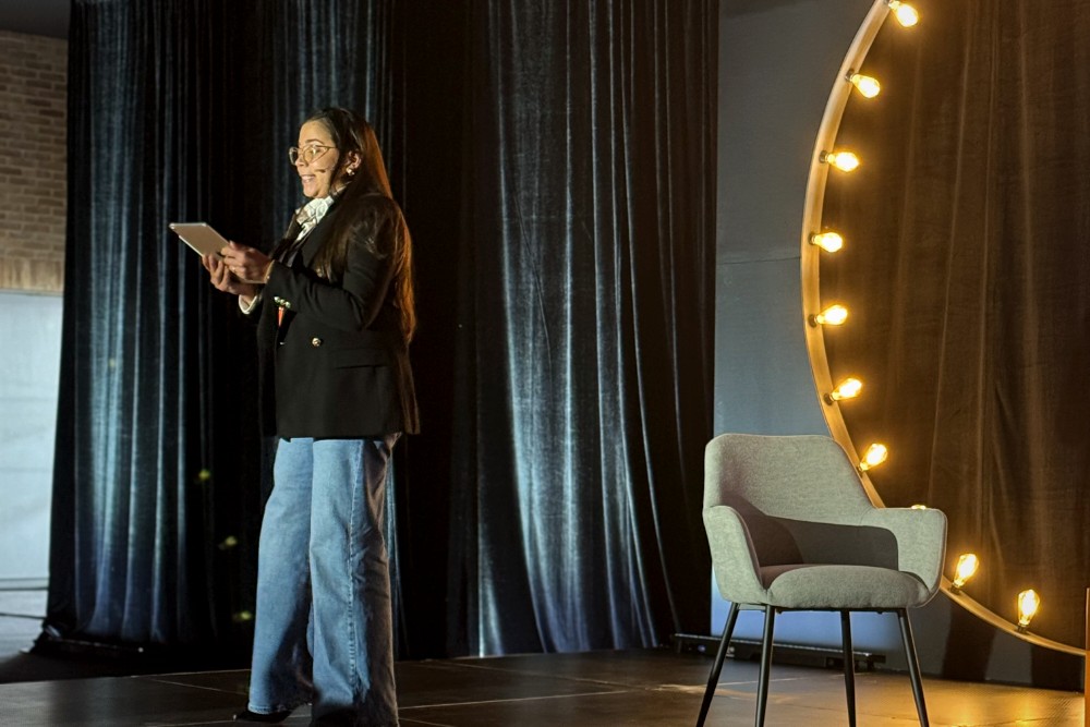 Mayrena Barraza presentando en el escenario de un summit