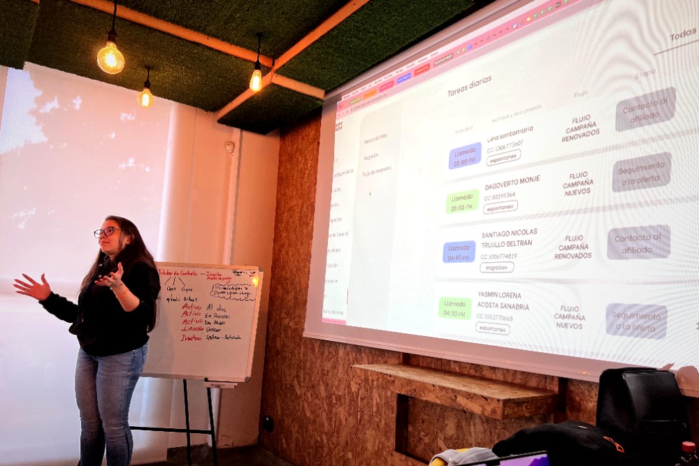 Mayrena Barraza facilitando un taller frente a un tablero